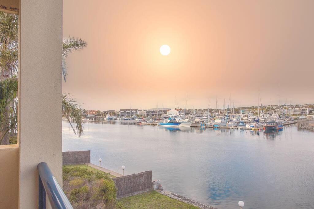 Waterfront Townhouse - Picturesque Marina Views Lägenhet Port Lincoln Exteriör bild