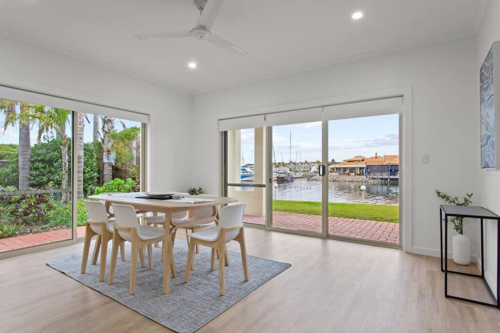Waterfront Townhouse - Picturesque Marina Views Lägenhet Port Lincoln Exteriör bild