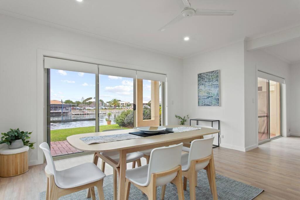 Waterfront Townhouse - Picturesque Marina Views Lägenhet Port Lincoln Exteriör bild